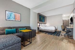 Room #563332410 at La Quinta Inn & Suites by Wyndham Galveston West Seawall