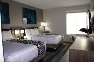 Room #563332414 at La Quinta Inn & Suites by Wyndham Galveston West Seawall