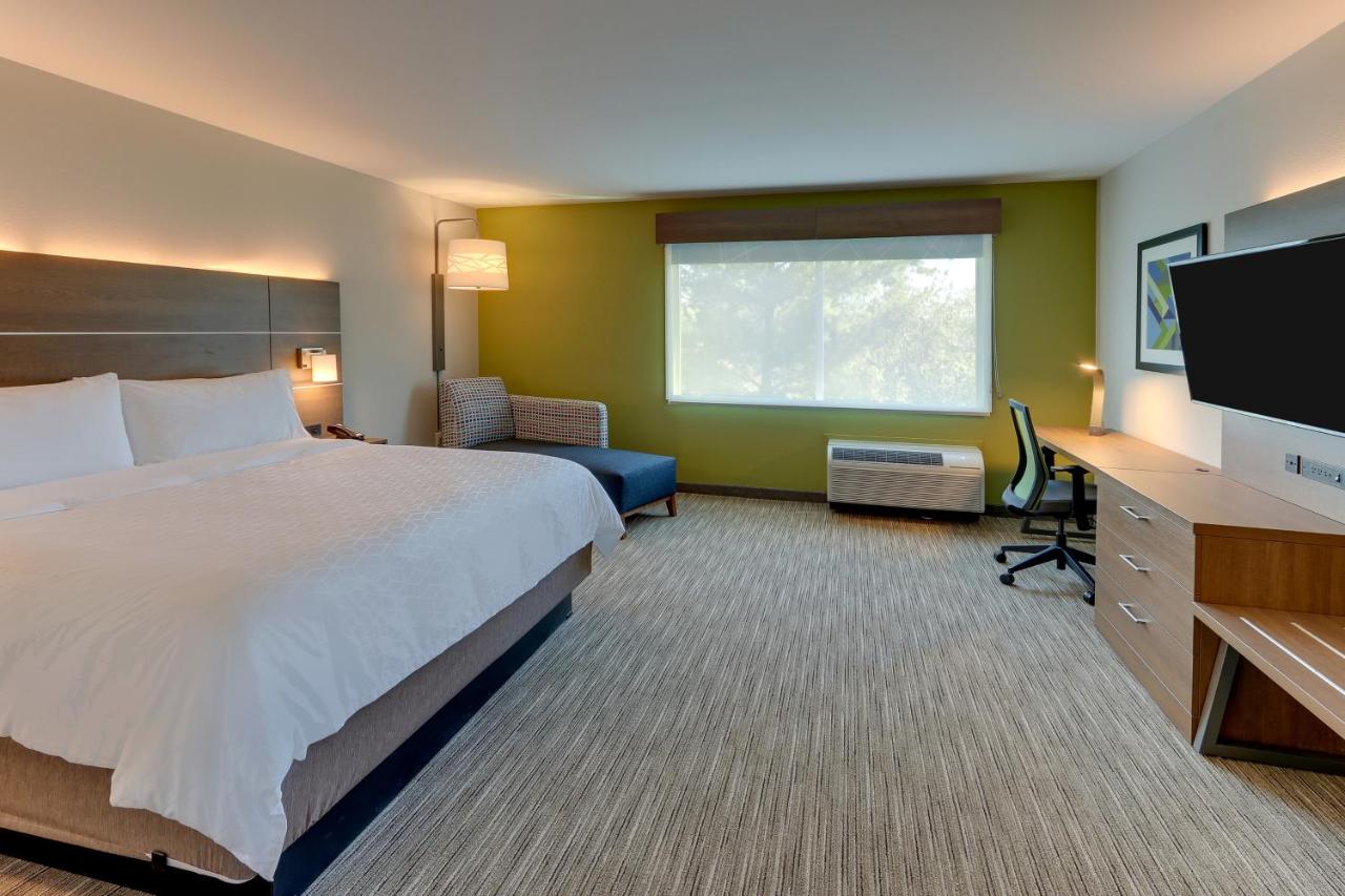 | Holiday Inn Express & Suites - Roanoke – Civic Center