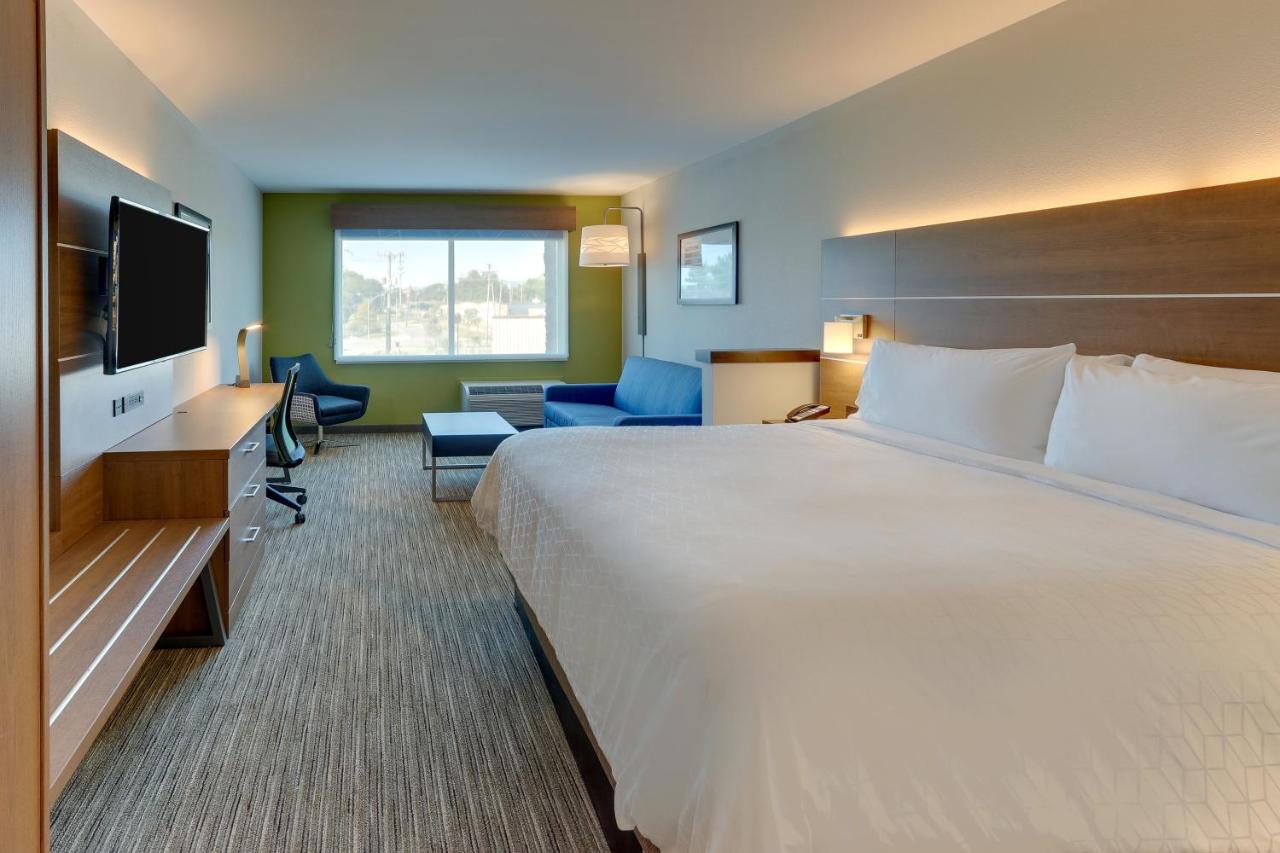 | Holiday Inn Express & Suites - Roanoke – Civic Center