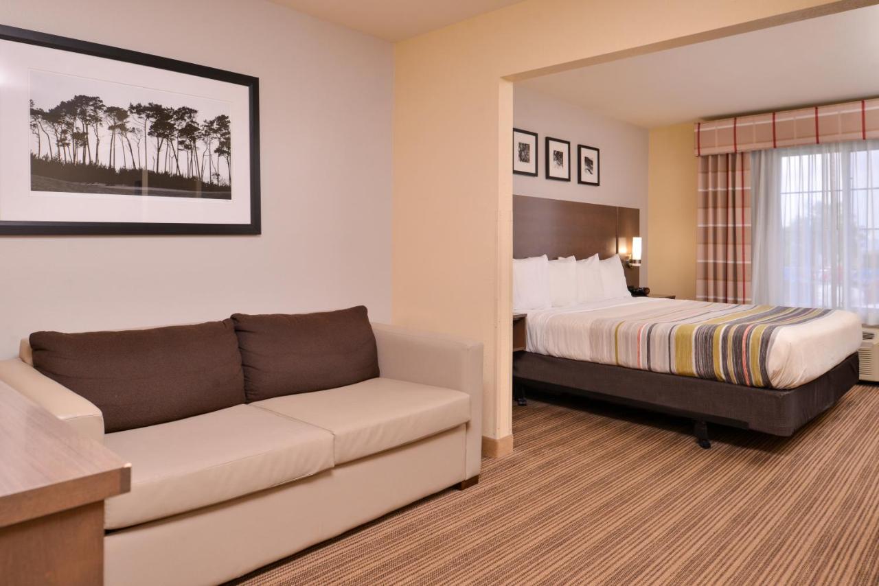 | Country Inn & Suites by Radisson, Omaha Airport, IA