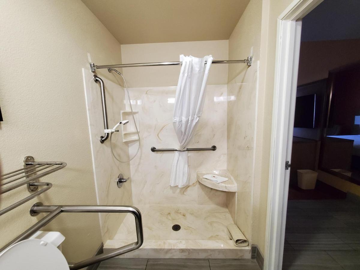 Queen Room with Roll-In Shower - Accessible/Non-Smoking at Comfort Inn Flagstaff Lucky Lane I-40
