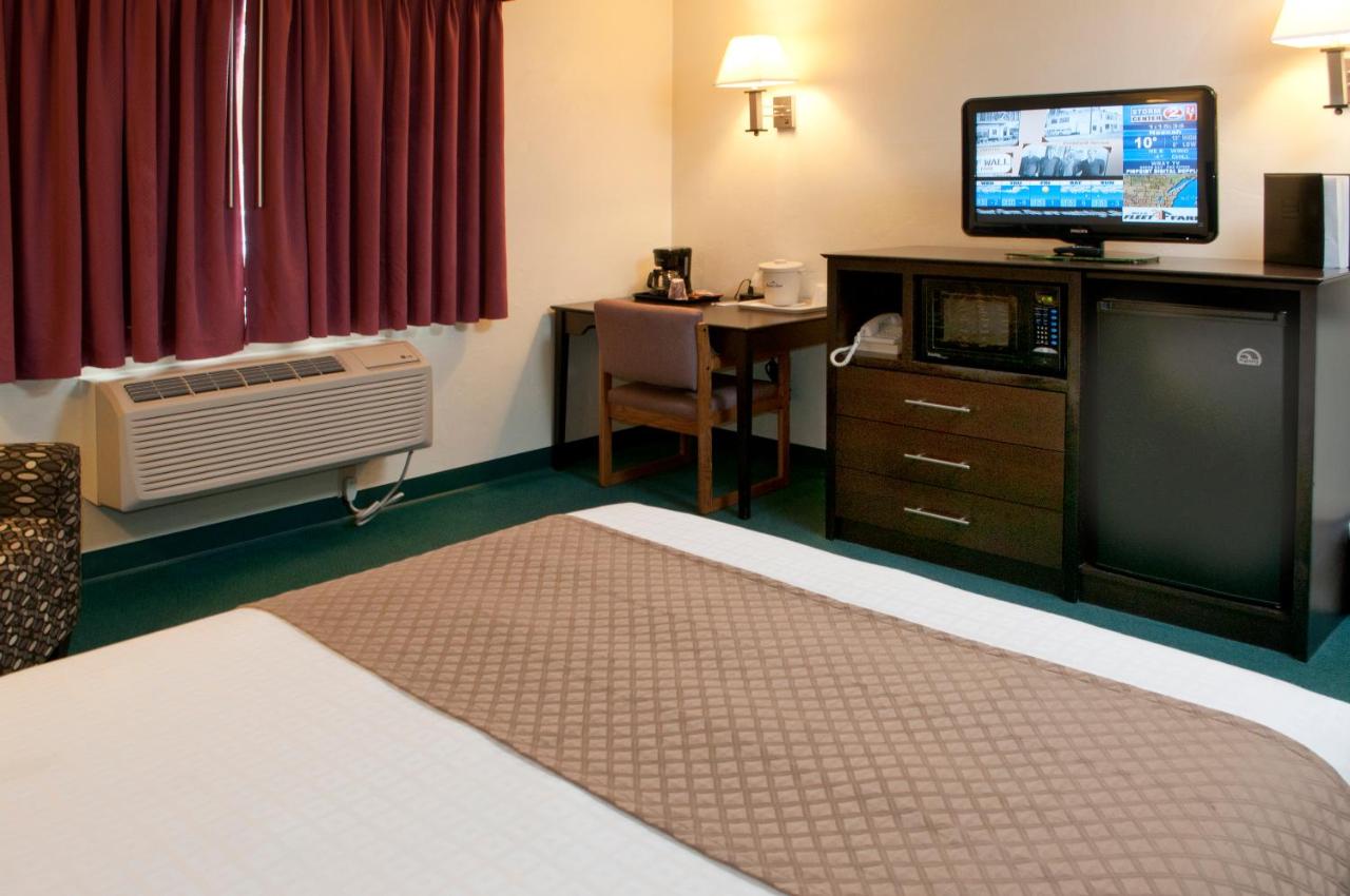 Queen Room - Mobility Access/Non-Smoking at AmericInn by Wyndham Green Bay West