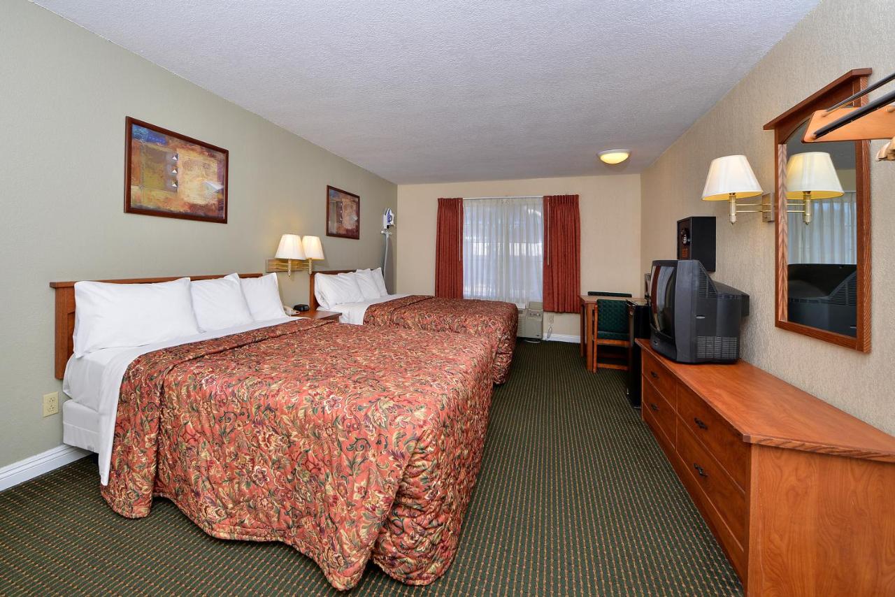 Queen Room with Two Queen Beds - Non-Smoking at Hotel Avenida, San Clemente Beach