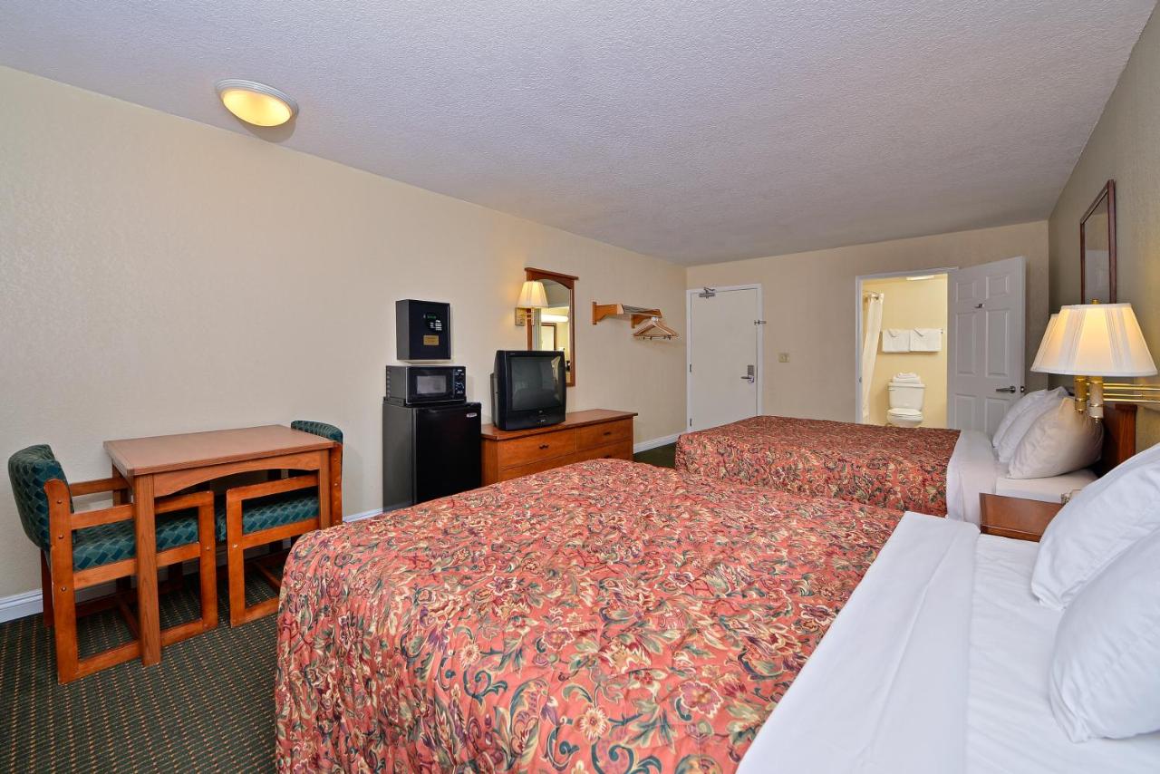 Queen Room with Two Queen Beds - Non-Smoking at Hotel Avenida, San Clemente Beach
