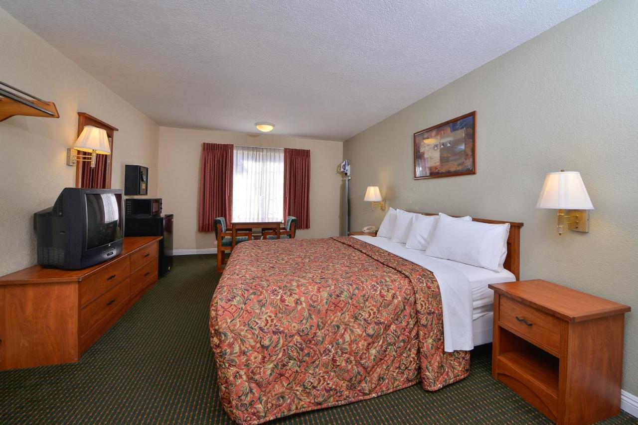 Standard King Room with Tub - Accessible/Smoking at Hotel Avenida, San Clemente Beach