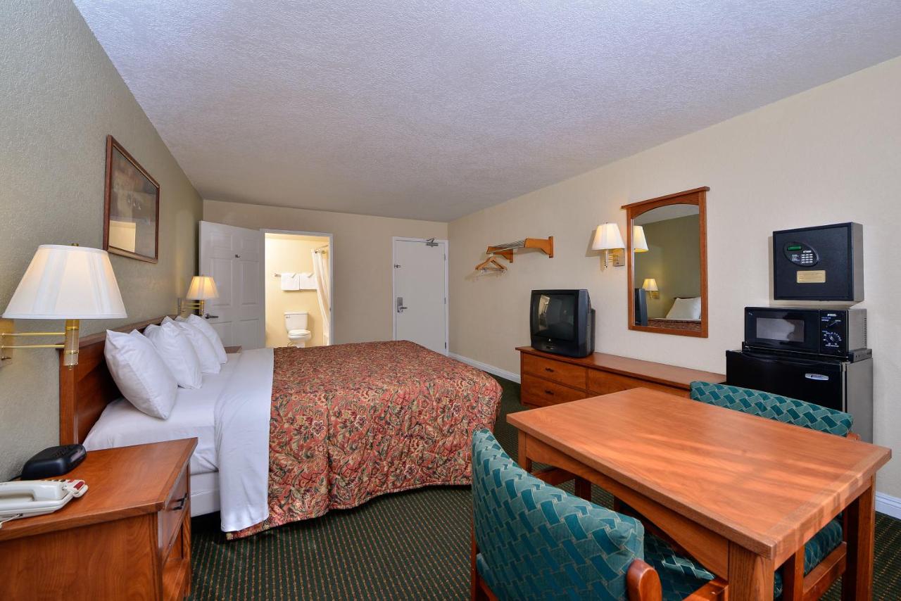 Standard King Room with Tub - Accessible/Smoking at Hotel Avenida, San Clemente Beach