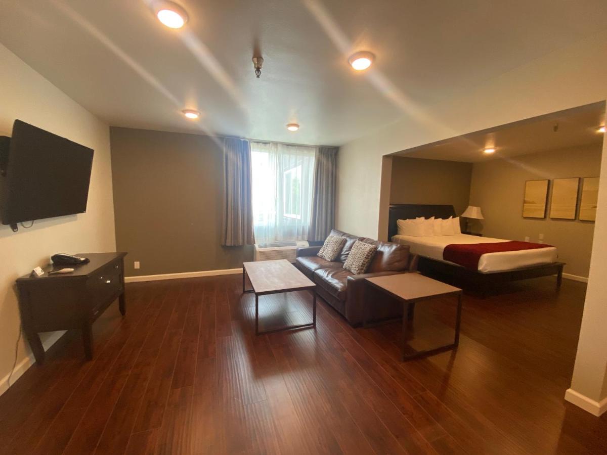 Executive Suite at Redac Gateway Hotel In Torrance