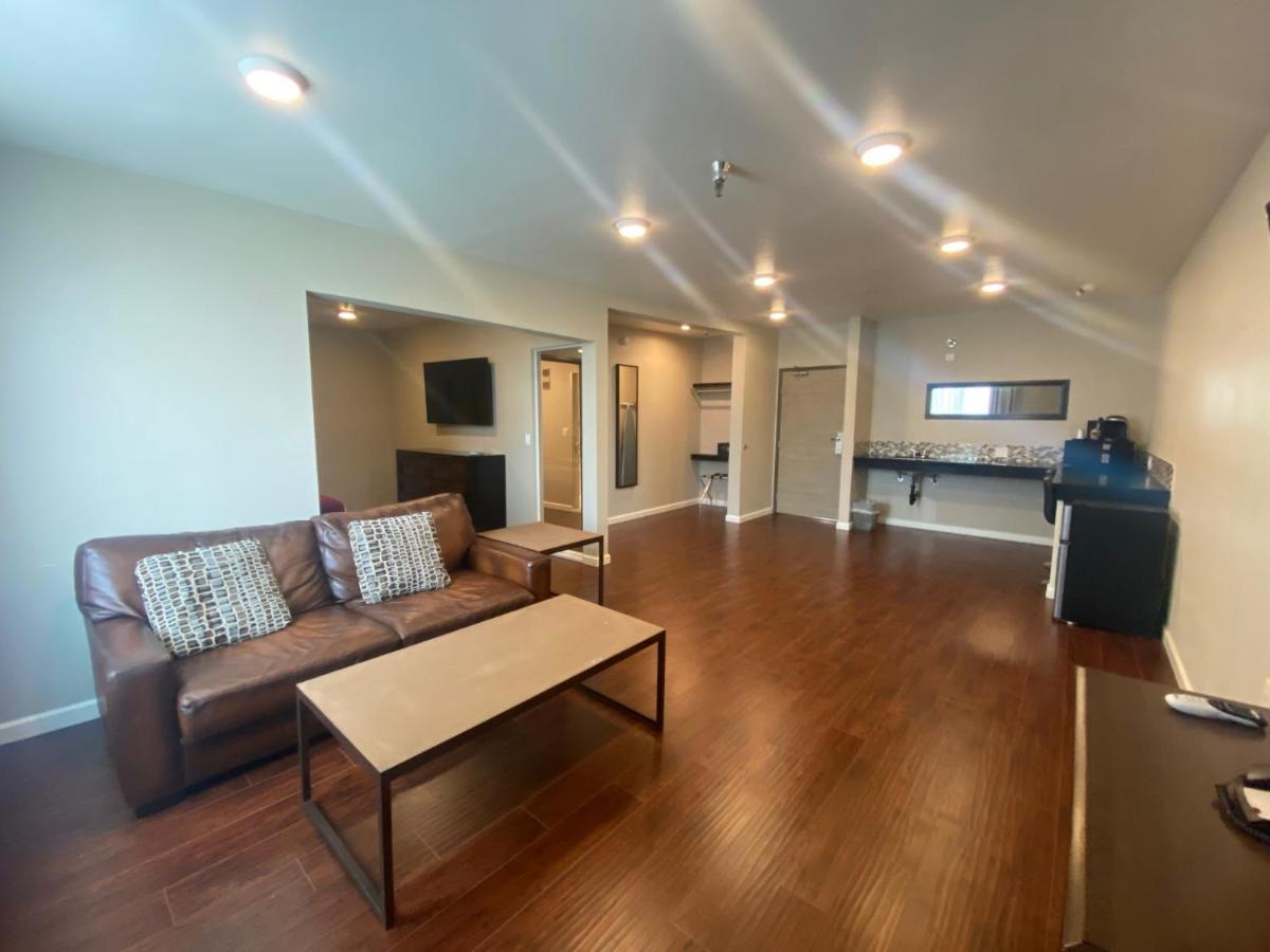 Executive Suite at Redac Gateway Hotel In Torrance