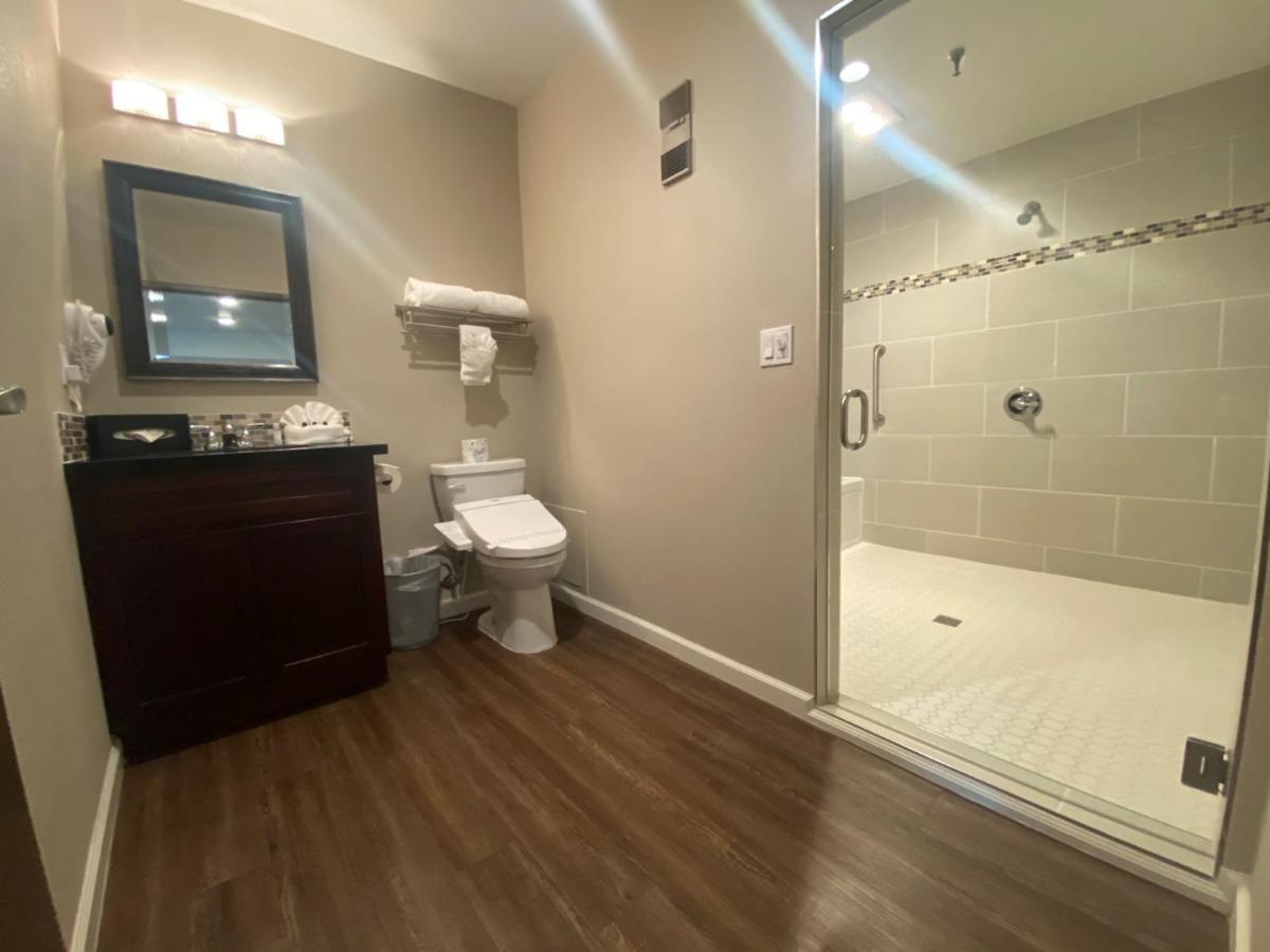 Executive Suite at Redac Gateway Hotel In Torrance