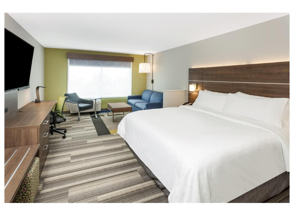 Executive King Suite - Non-Smoking at Holiday Inn Express & Suites Hudson I-94 by IHG