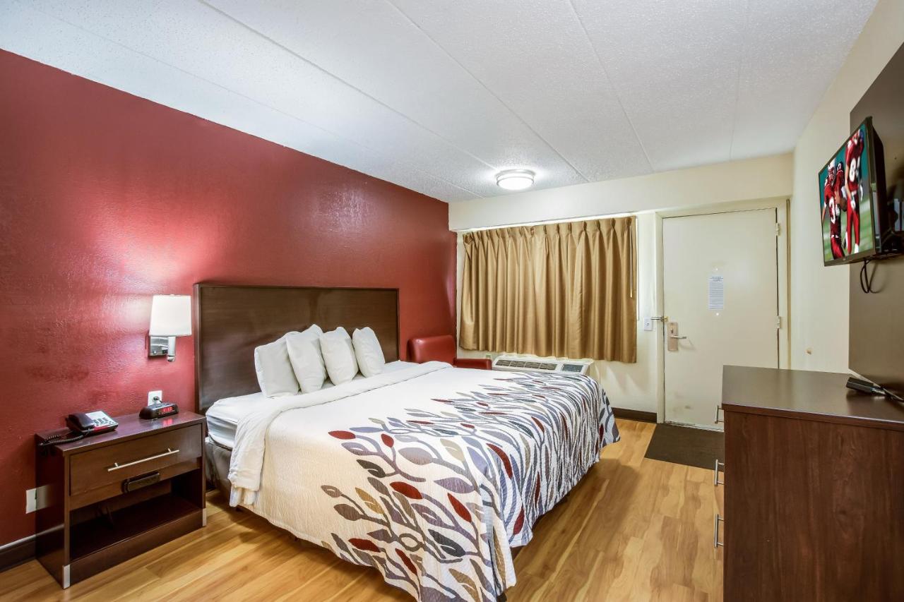 Superior King Room Non-Smoking at Red Roof Inn Saginaw - Frankenmuth