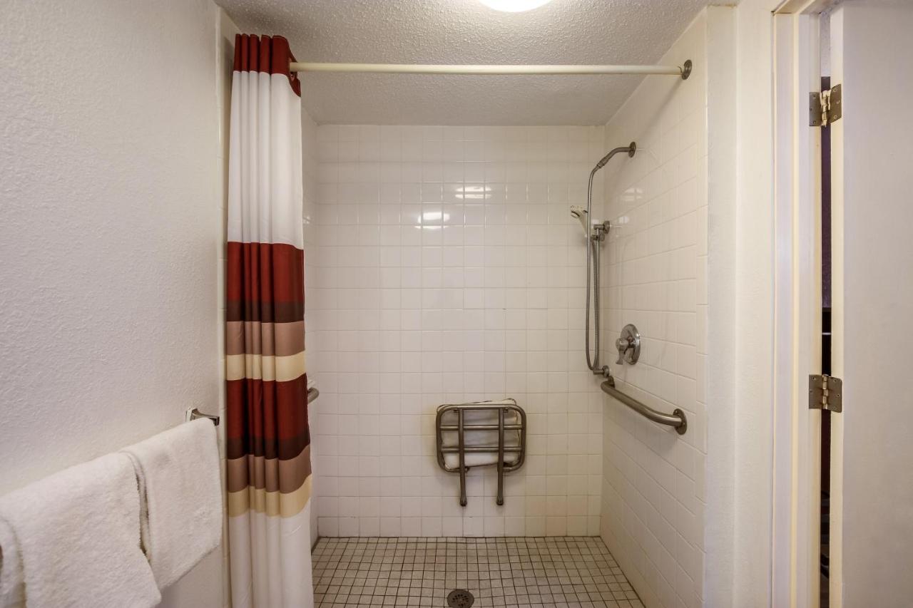 Room #28038222 at Red Roof Inn Saginaw - Frankenmuth
