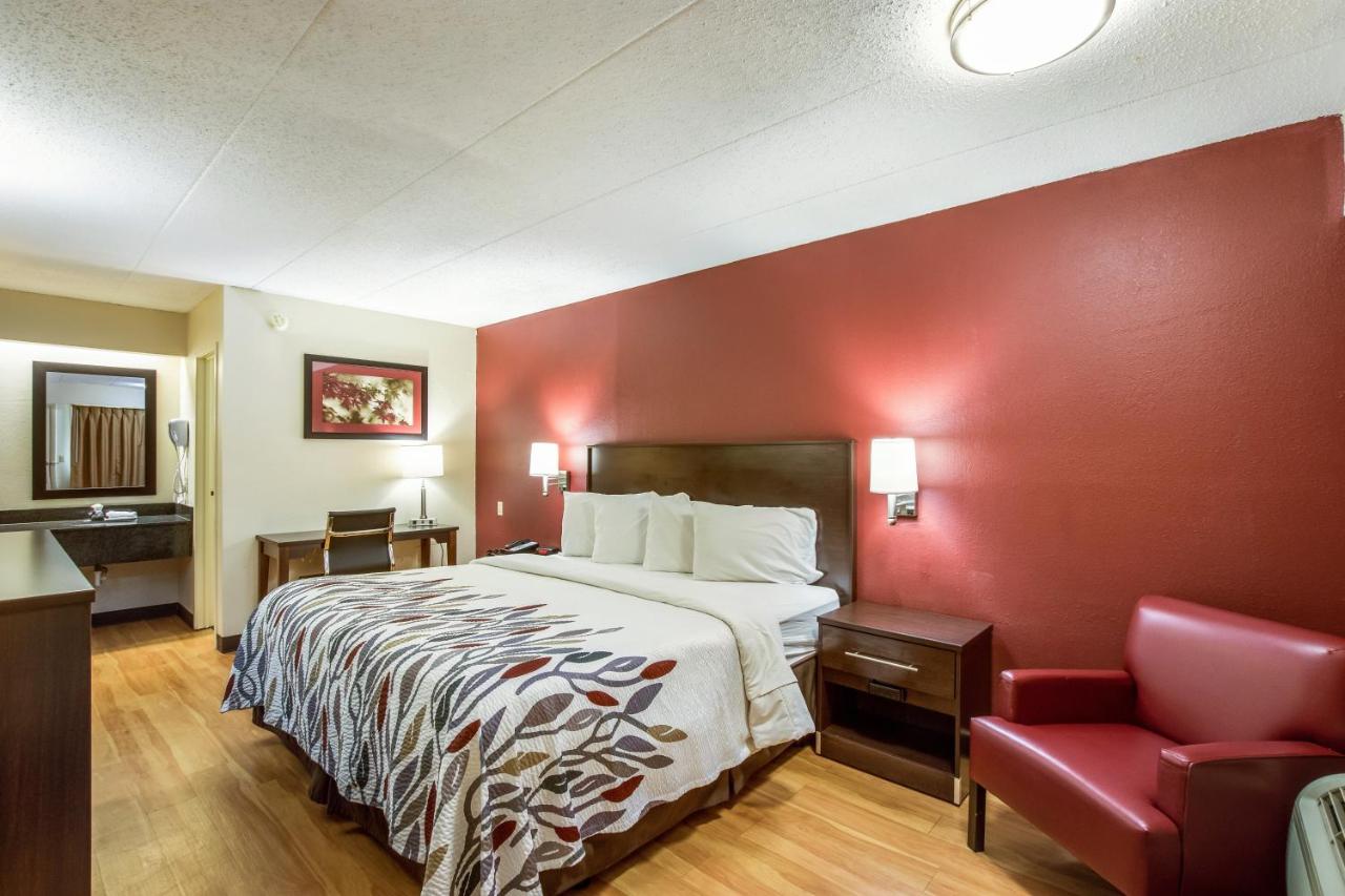 Superior King Room Non-Smoking at Red Roof Inn Saginaw - Frankenmuth