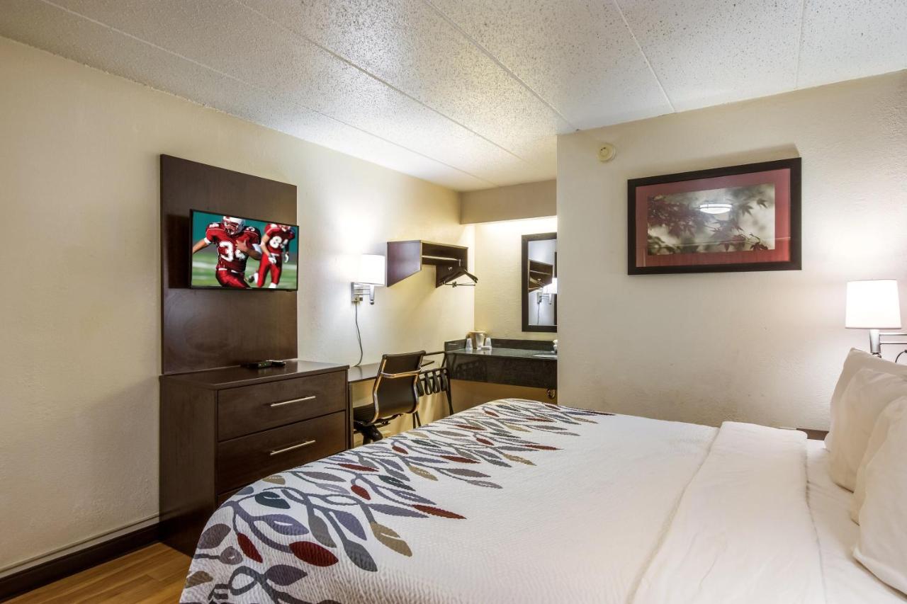 Room #28038222 at Red Roof Inn Saginaw - Frankenmuth