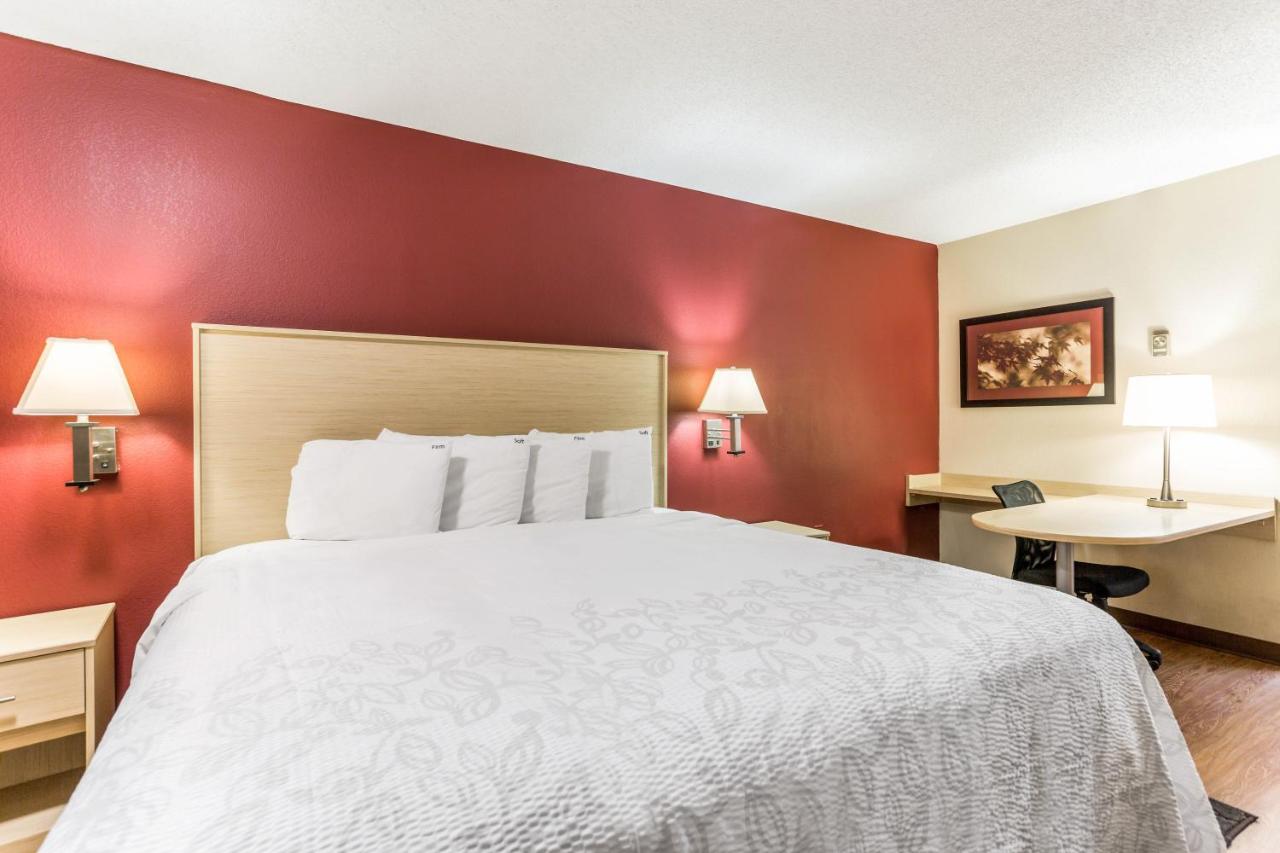 Superior King Room Smoke Free at Red Roof Inn PLUS+ Nashville North - Goodlettsville