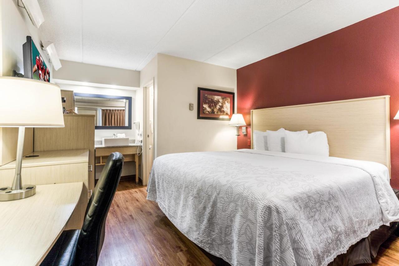 Deluxe King Room Disability Access Smoke Free at Red Roof Inn PLUS+ Nashville North - Goodlettsville