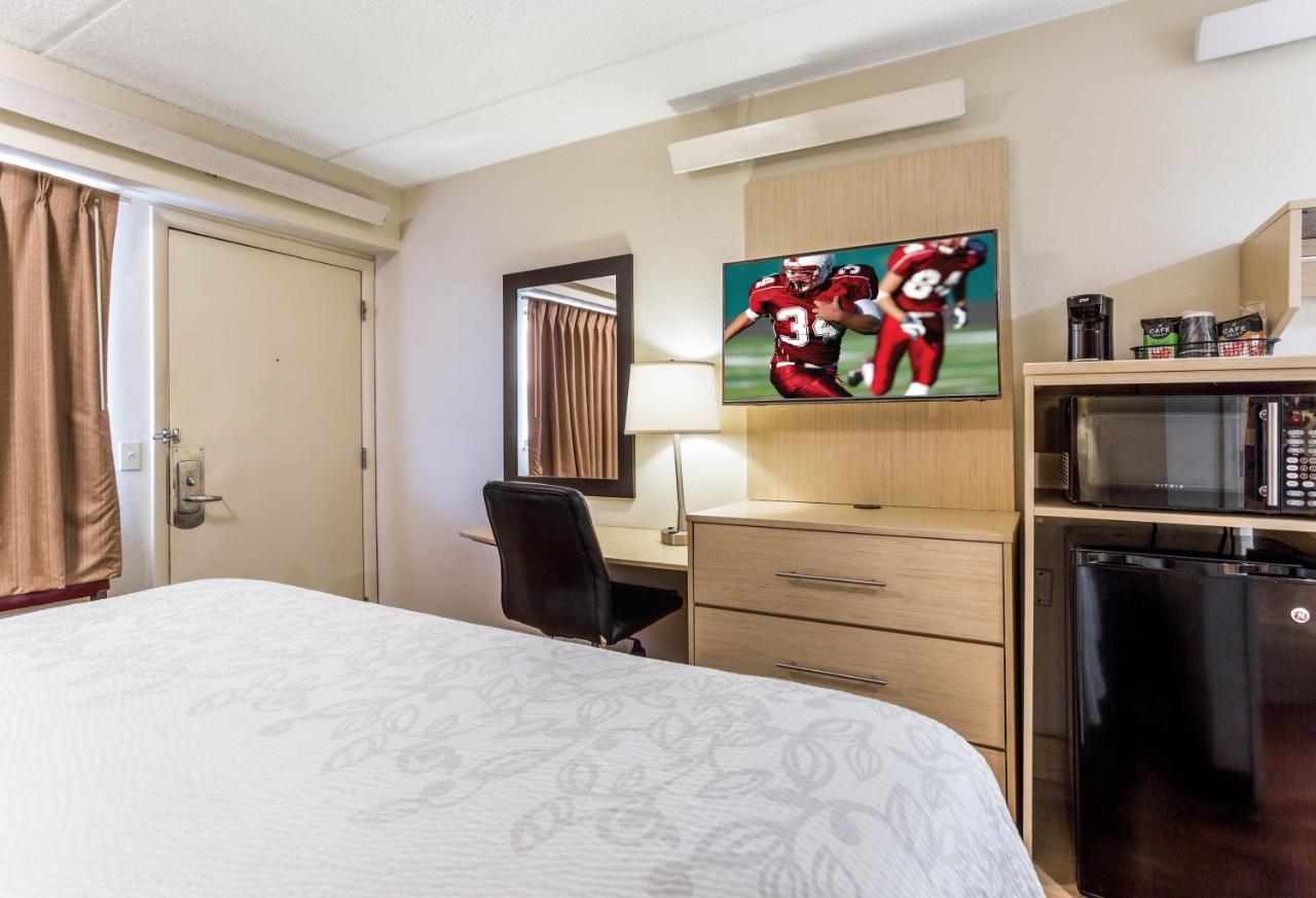 Deluxe King Room Disability Access Smoke Free at Red Roof Inn PLUS+ Nashville North - Goodlettsville