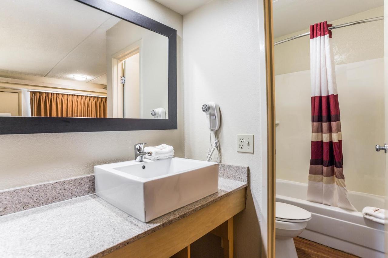 Deluxe King Room Smoke Free at Red Roof Inn PLUS+ Nashville North - Goodlettsville