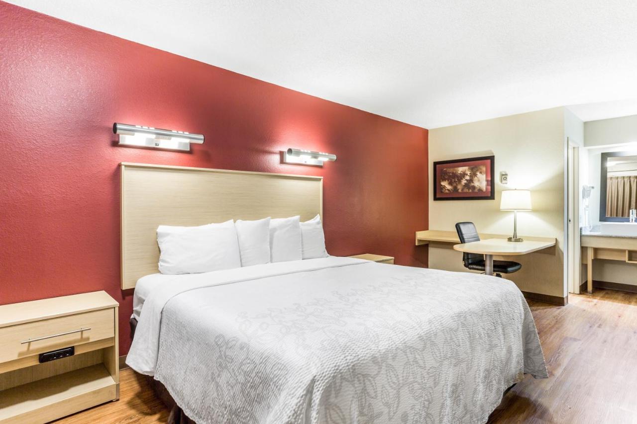 Superior King Room Smoke Free at Red Roof Inn PLUS+ Nashville North - Goodlettsville