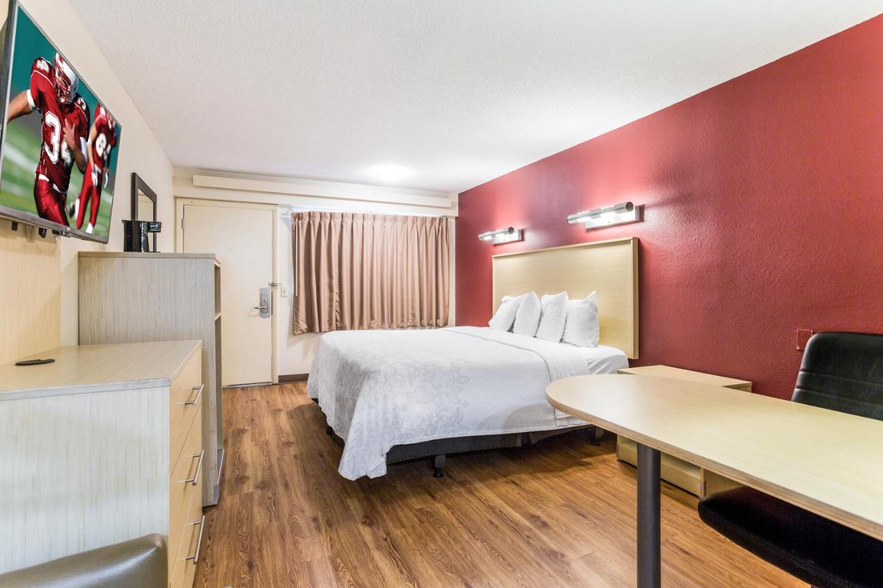 Superior King Room Smoke Free at Red Roof Inn PLUS+ Nashville North - Goodlettsville