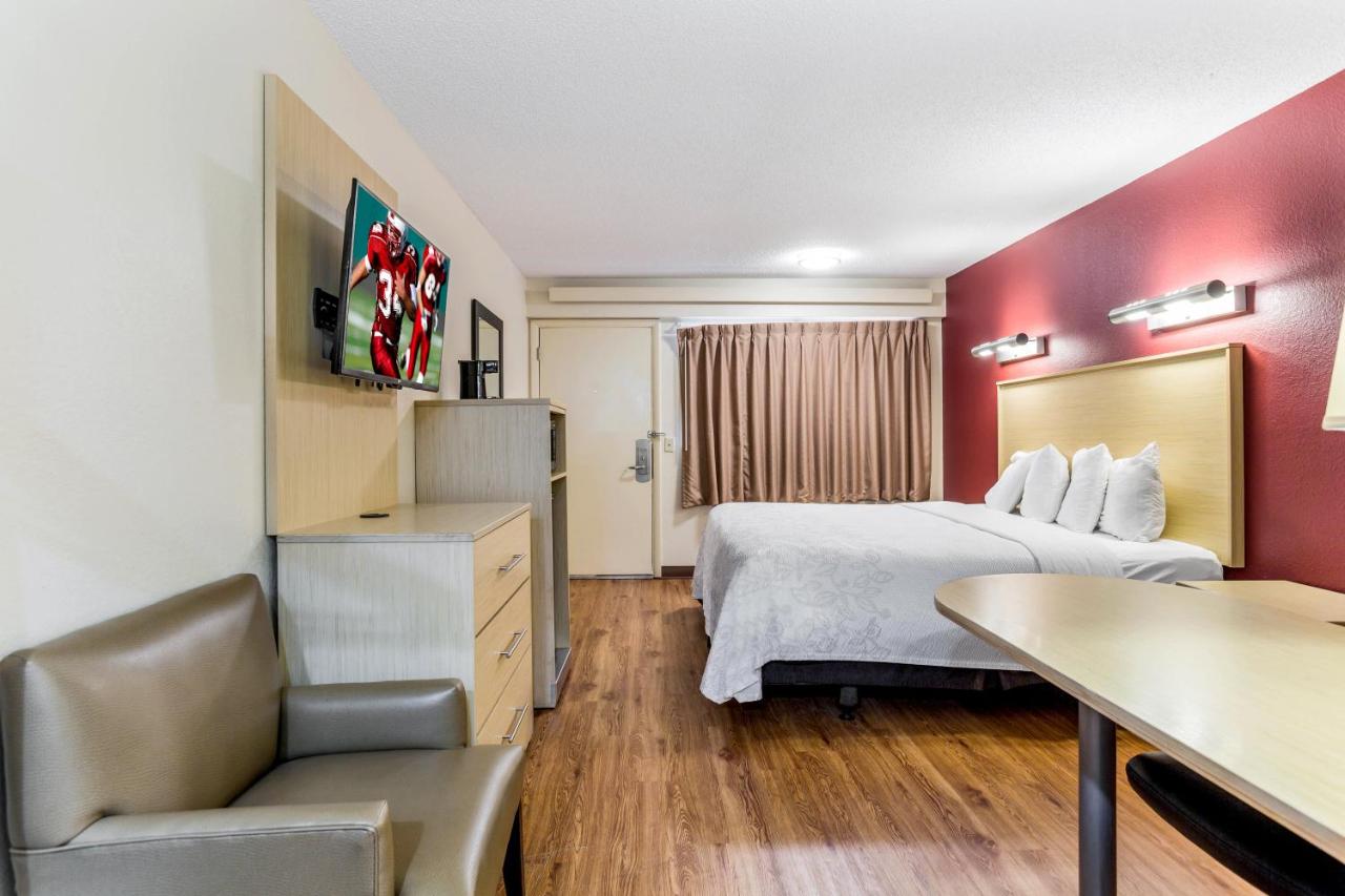 Superior King Room Smoke Free at Red Roof Inn PLUS+ Nashville North - Goodlettsville