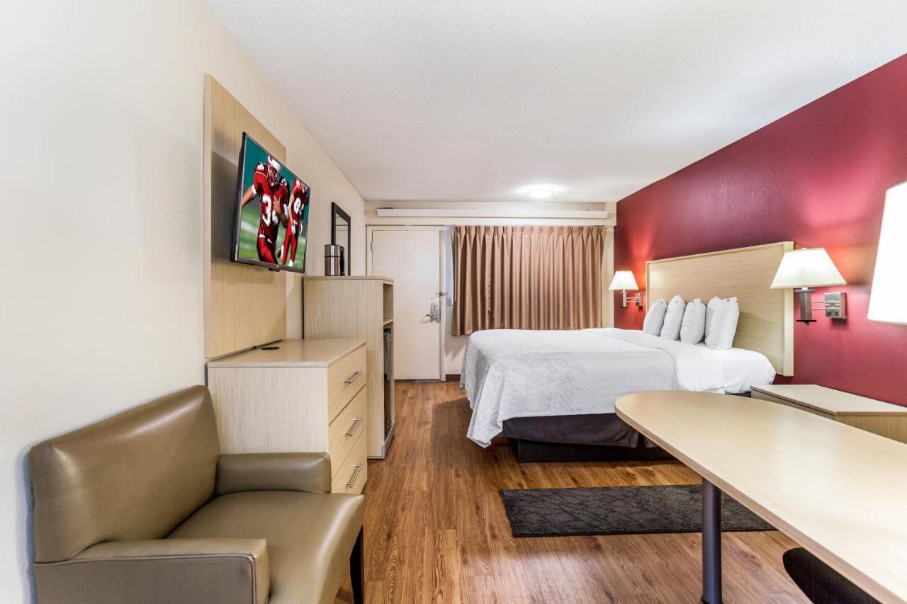 Superior King Room Smoke Free at Red Roof Inn PLUS+ Nashville North - Goodlettsville