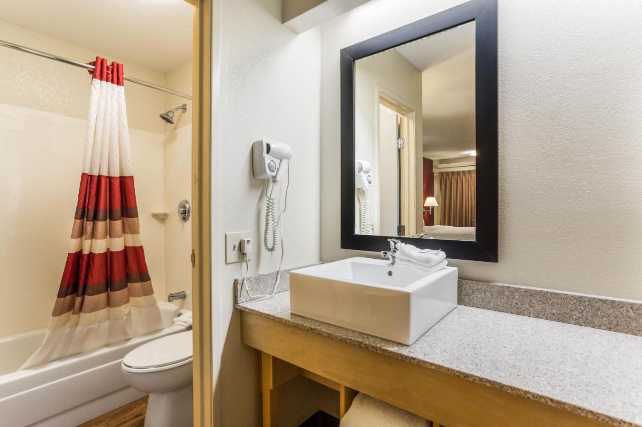 Superior King Room Smoke Free at Red Roof Inn PLUS+ Nashville North - Goodlettsville