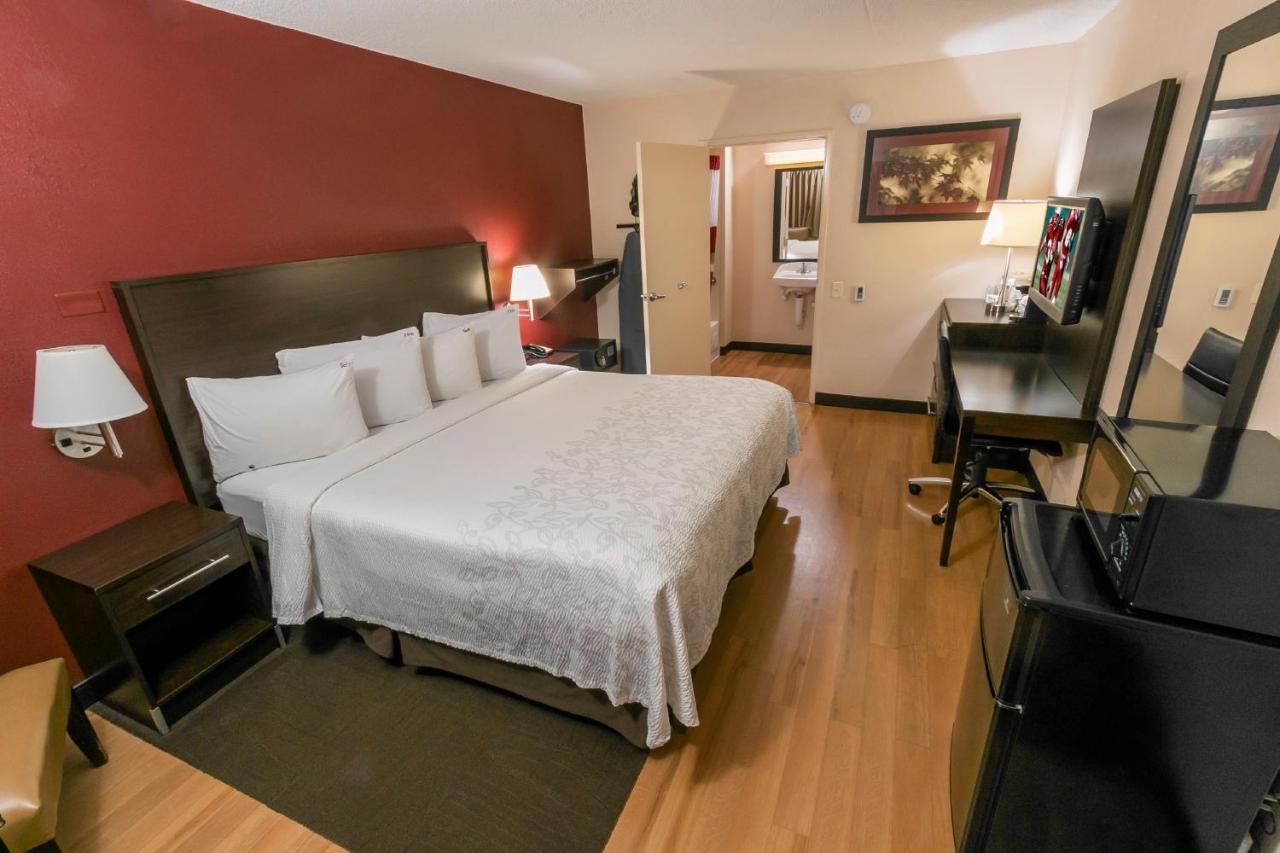 | Red Roof Inn PLUS+ St. Louis - Forest Park / Hampton Ave.