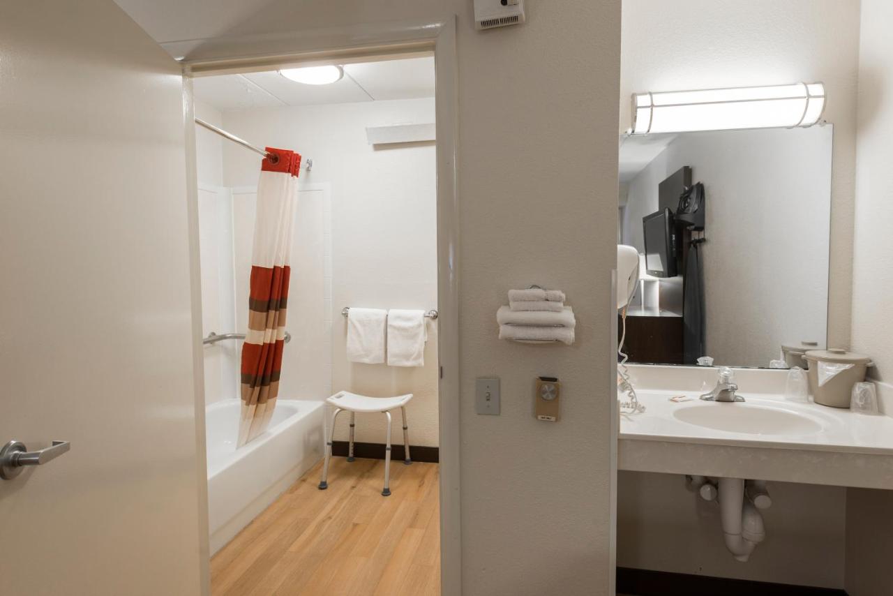 | Red Roof Inn PLUS+ St. Louis - Forest Park / Hampton Ave.