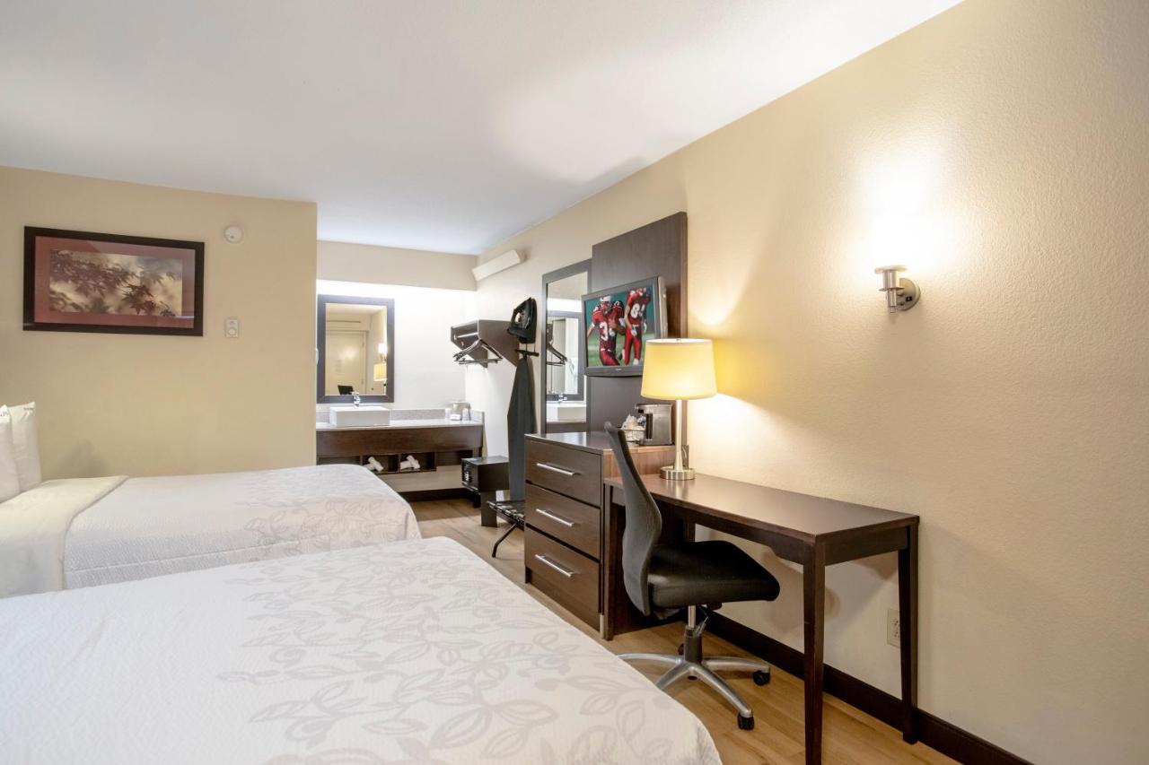 | Red Roof Inn PLUS+ St. Louis - Forest Park / Hampton Ave.