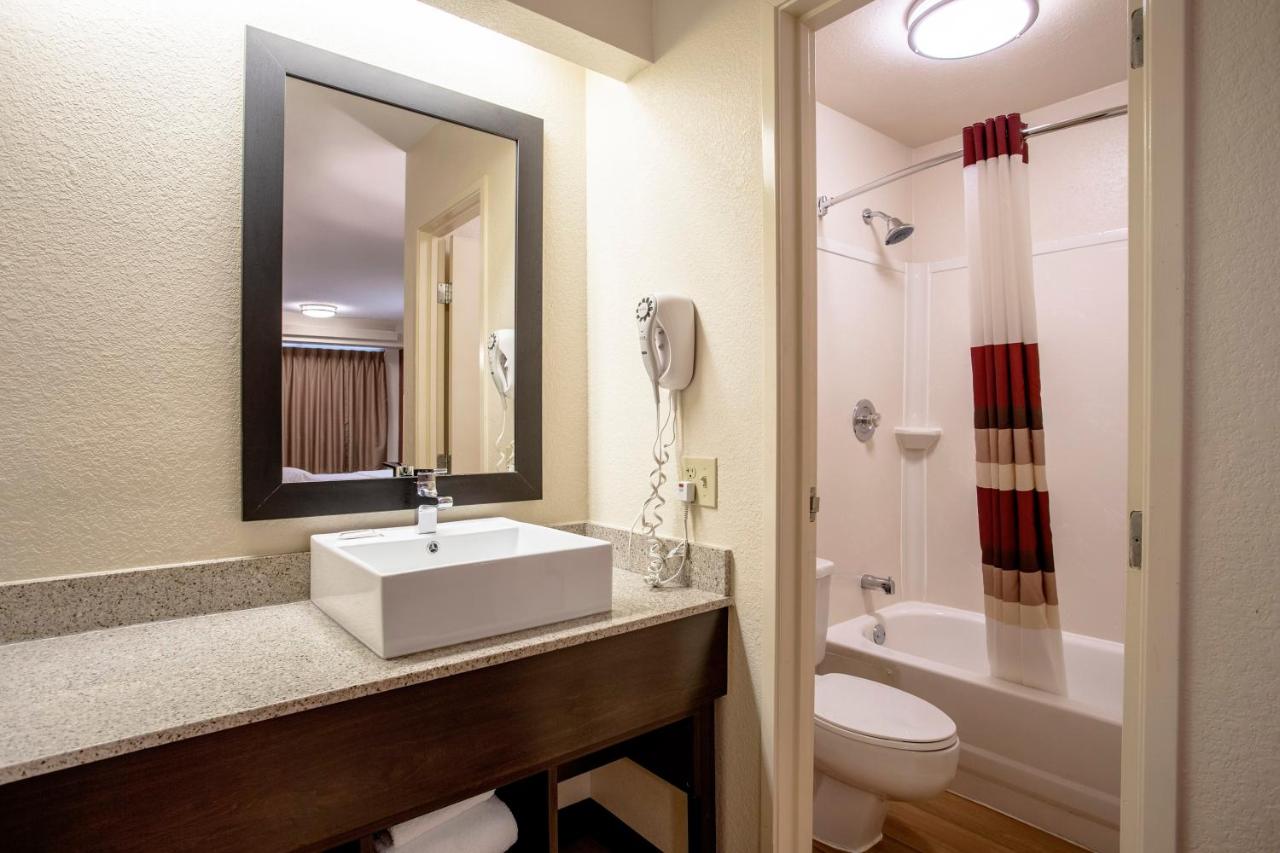 | Red Roof Inn PLUS+ St. Louis - Forest Park / Hampton Ave.