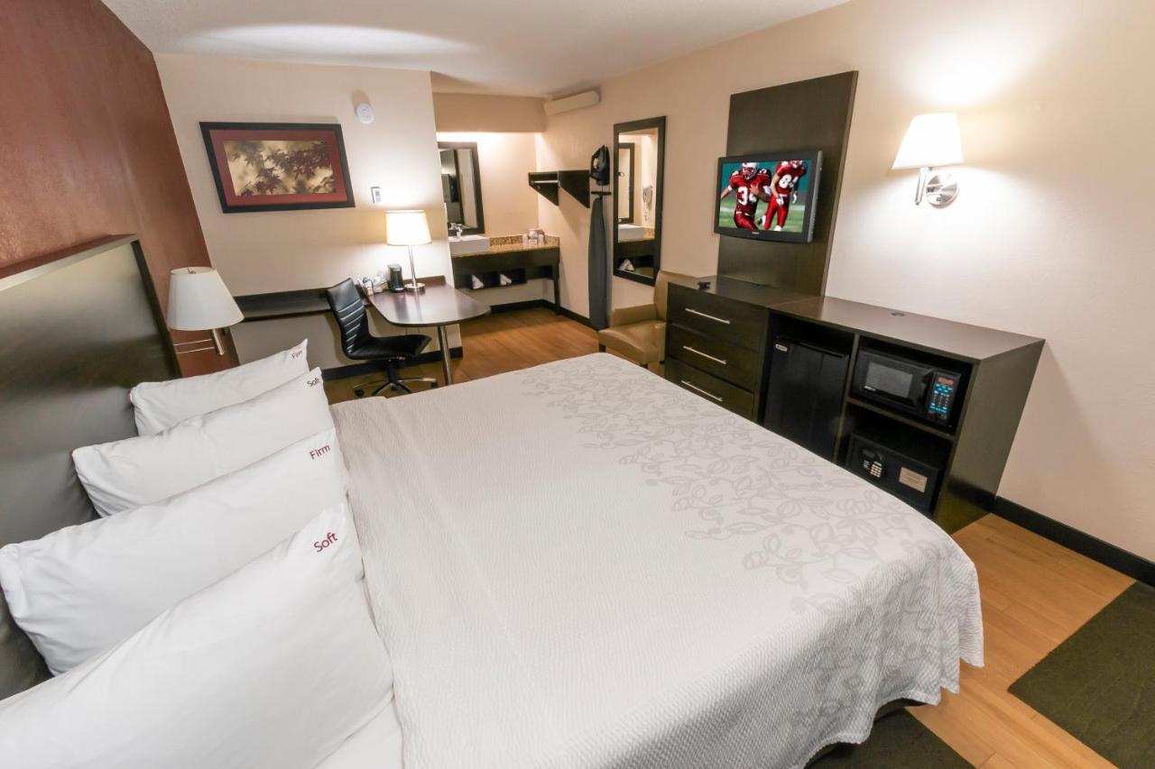 | Red Roof Inn PLUS+ St. Louis - Forest Park / Hampton Ave.