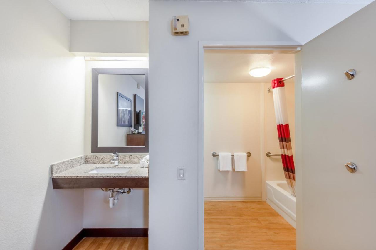 Superior King Room Disability Access Smoke Free at Red Roof Inn Kalamazoo East - Expo Center