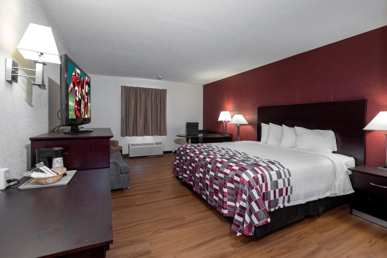 Superior King Room Smoke Free at Red Roof Inn Warrenton