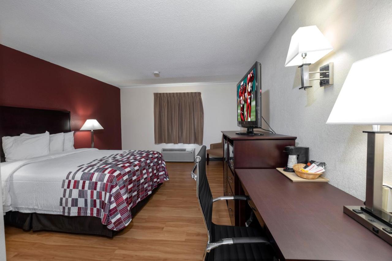 Deluxe Room with One Queen Bed Smoke Free at Red Roof Inn Warrenton
