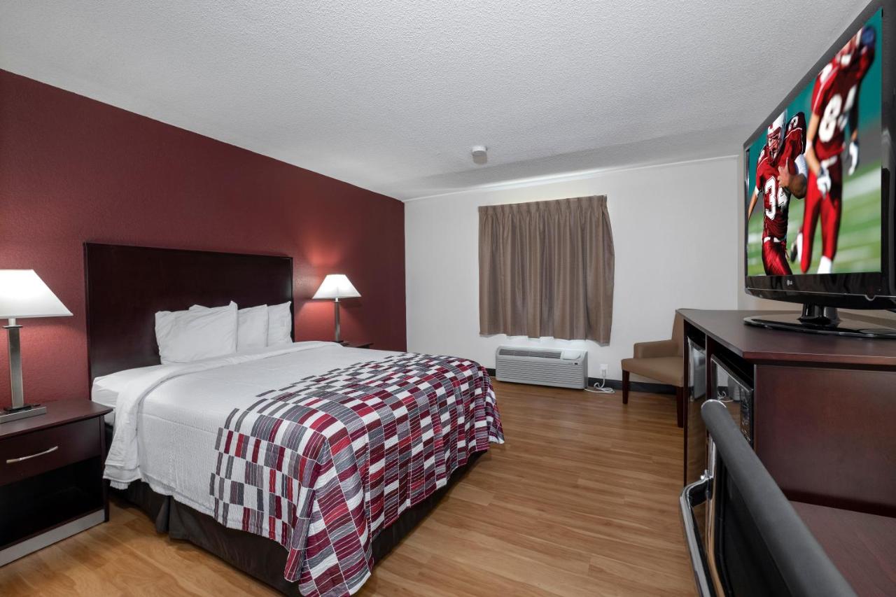 Deluxe Room with One Queen Bed Smoke Free at Red Roof Inn Warrenton