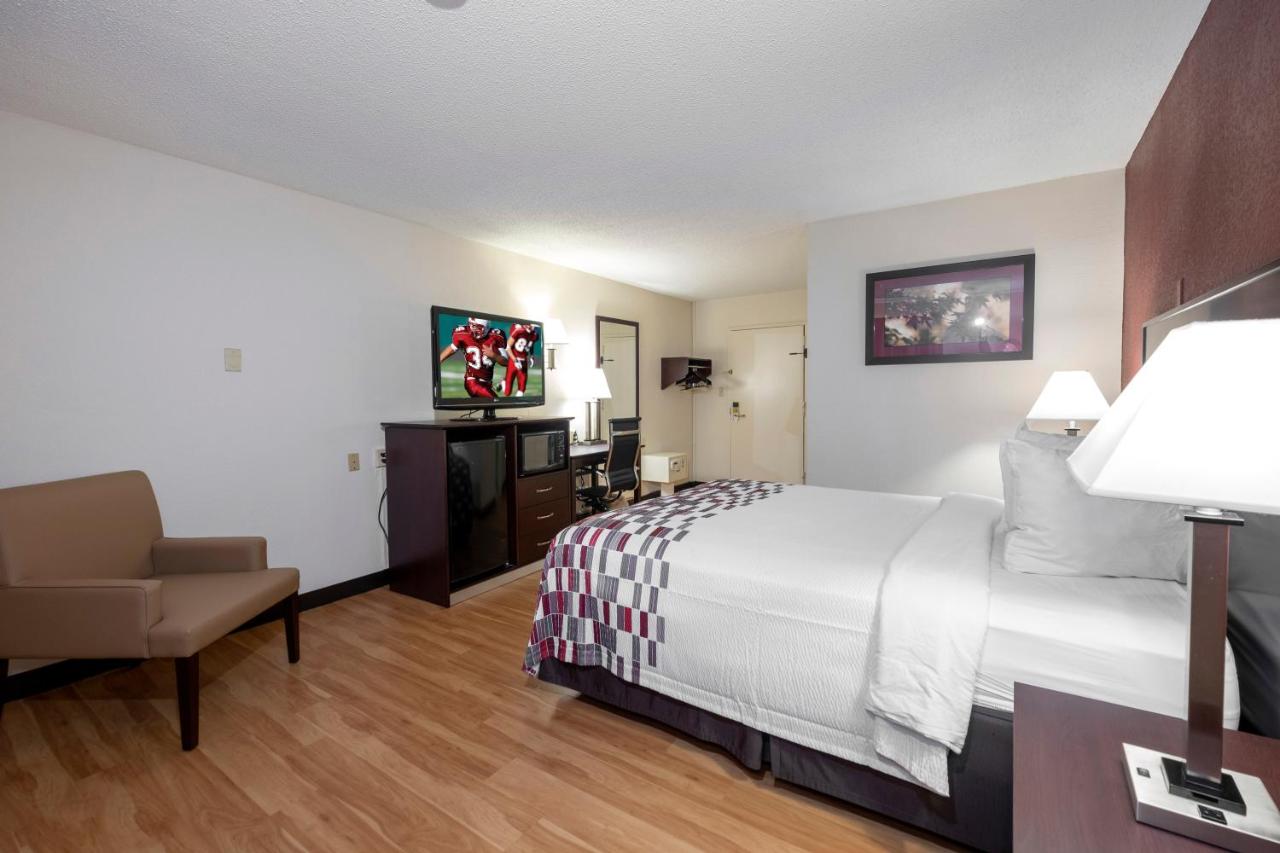 Deluxe Room with One Queen Bed Smoke Free at Red Roof Inn Warrenton