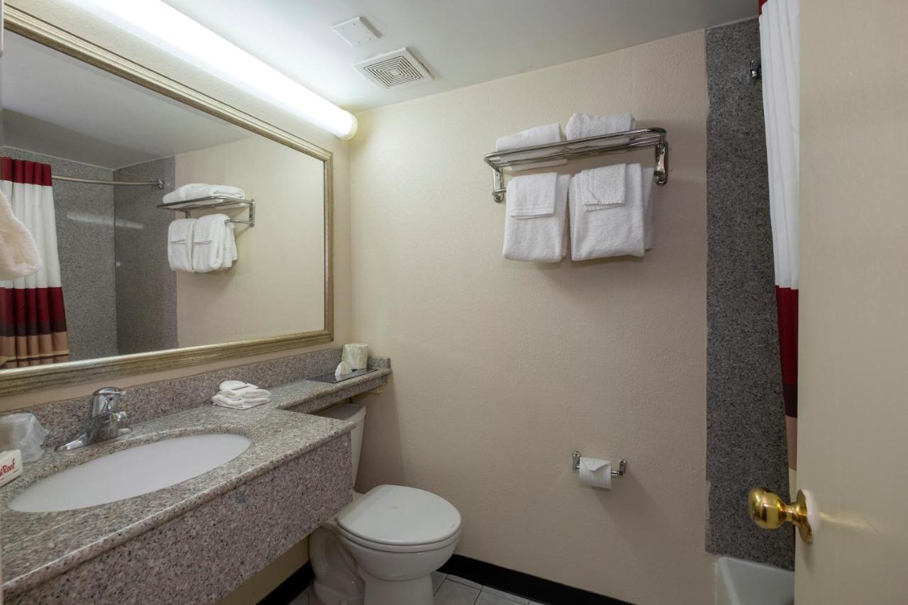 Deluxe Room with One Queen Bed Smoke Free at Red Roof Inn Warrenton