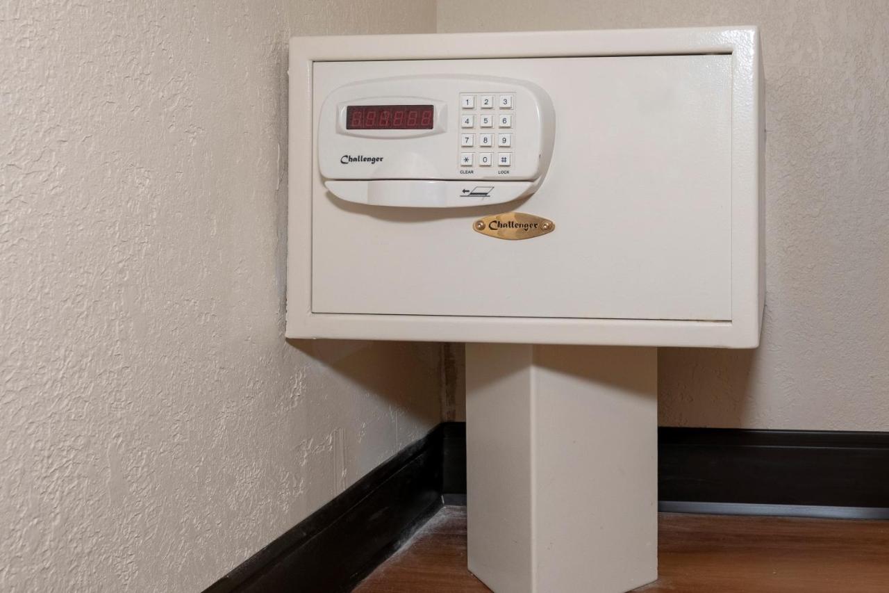 Deluxe Room with Two Queen Beds Smoke Free at Red Roof Inn Warrenton