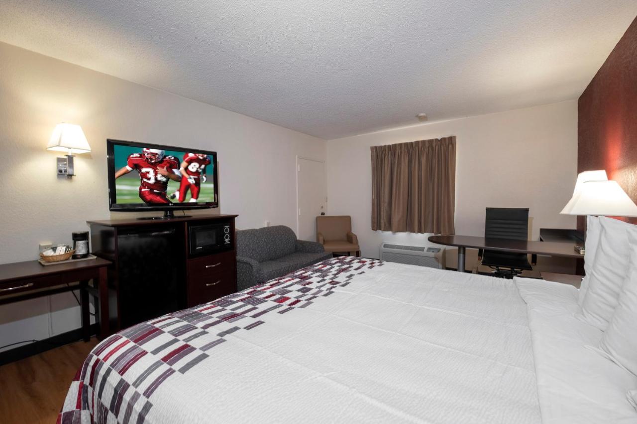 Superior King Room Smoke Free at Red Roof Inn Warrenton