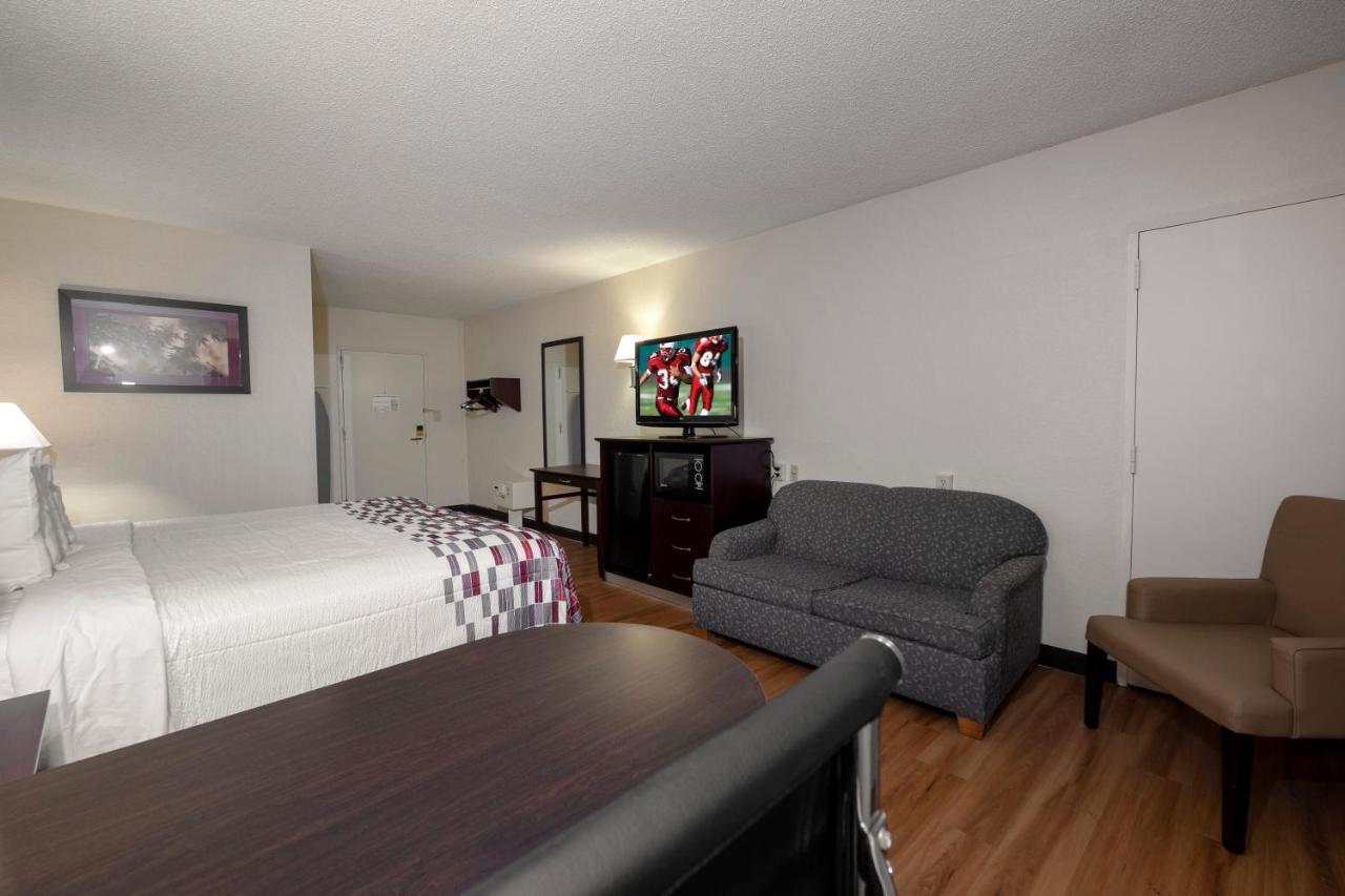 Superior King Room Smoke Free at Red Roof Inn Warrenton