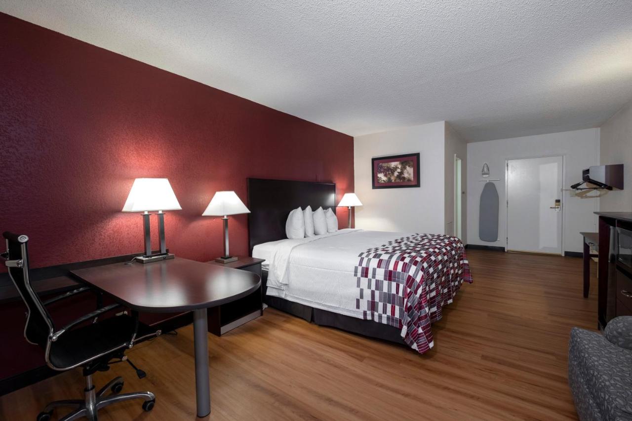 Superior King Room Smoke Free at Red Roof Inn Warrenton