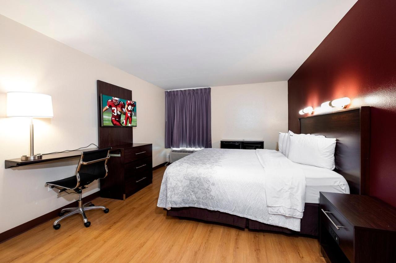 Deluxe King Room Disability Access Roll-In Shower Smoke Free at Red Roof Inn PLUS+ Tuscaloosa - University