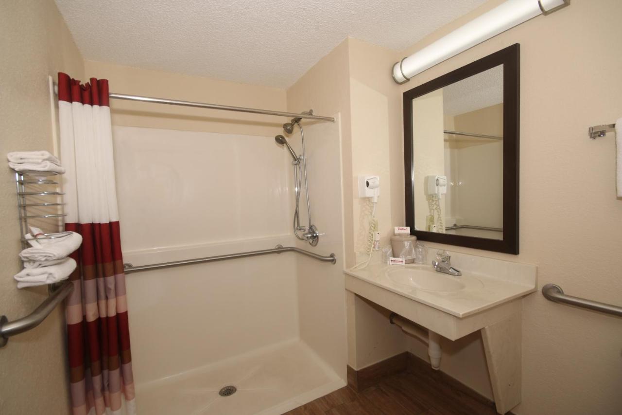 Deluxe King Room Disability Access Roll-In Shower Non-Smoking at Red Roof Inn Gaffney