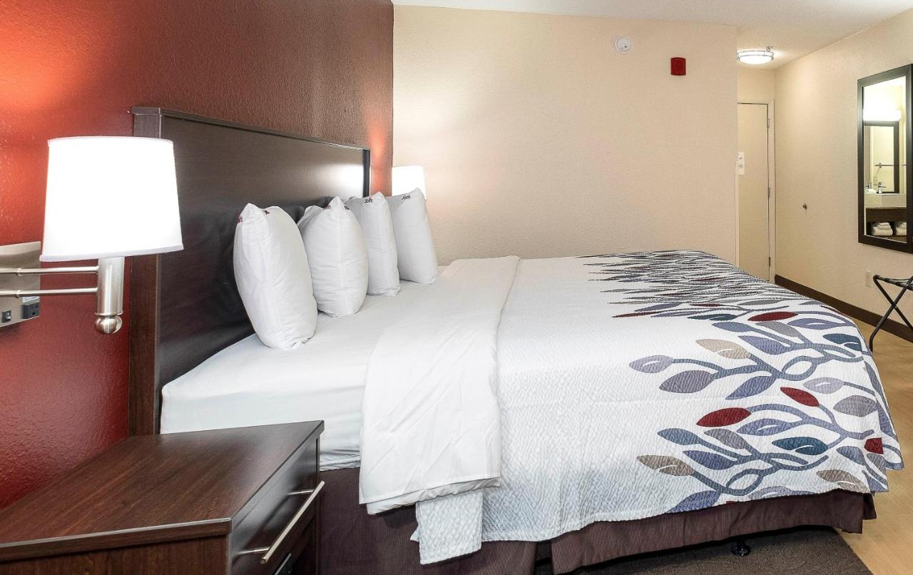Deluxe King Room Disability Access Roll-In Shower Non-Smoking at Red Roof Inn Gaffney