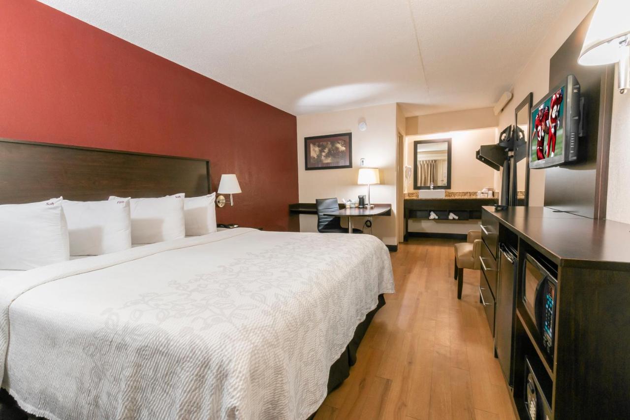 Superior King Room Smoke Free at Red Roof Inn PLUS+ Ann Arbor - U of Michigan North