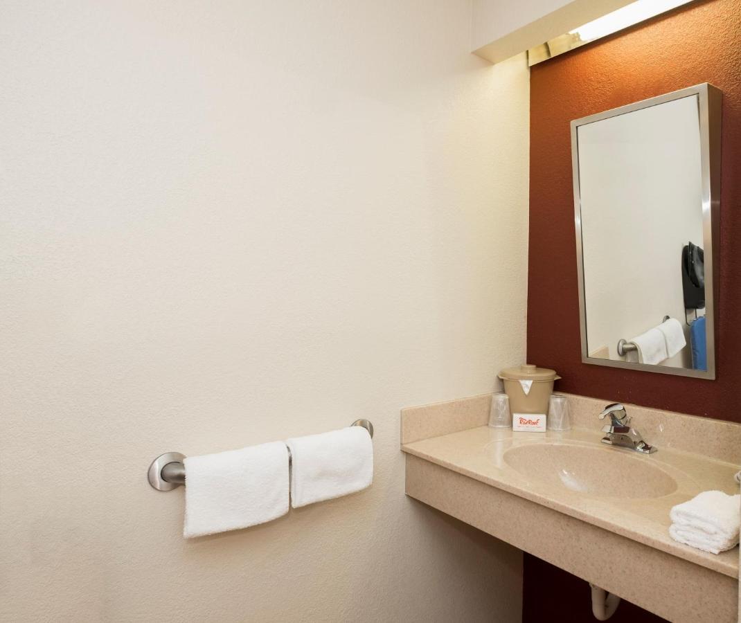Deluxe King Room Disability Access Smoke Free at Red Roof Inn PLUS+ Columbus - Dublin