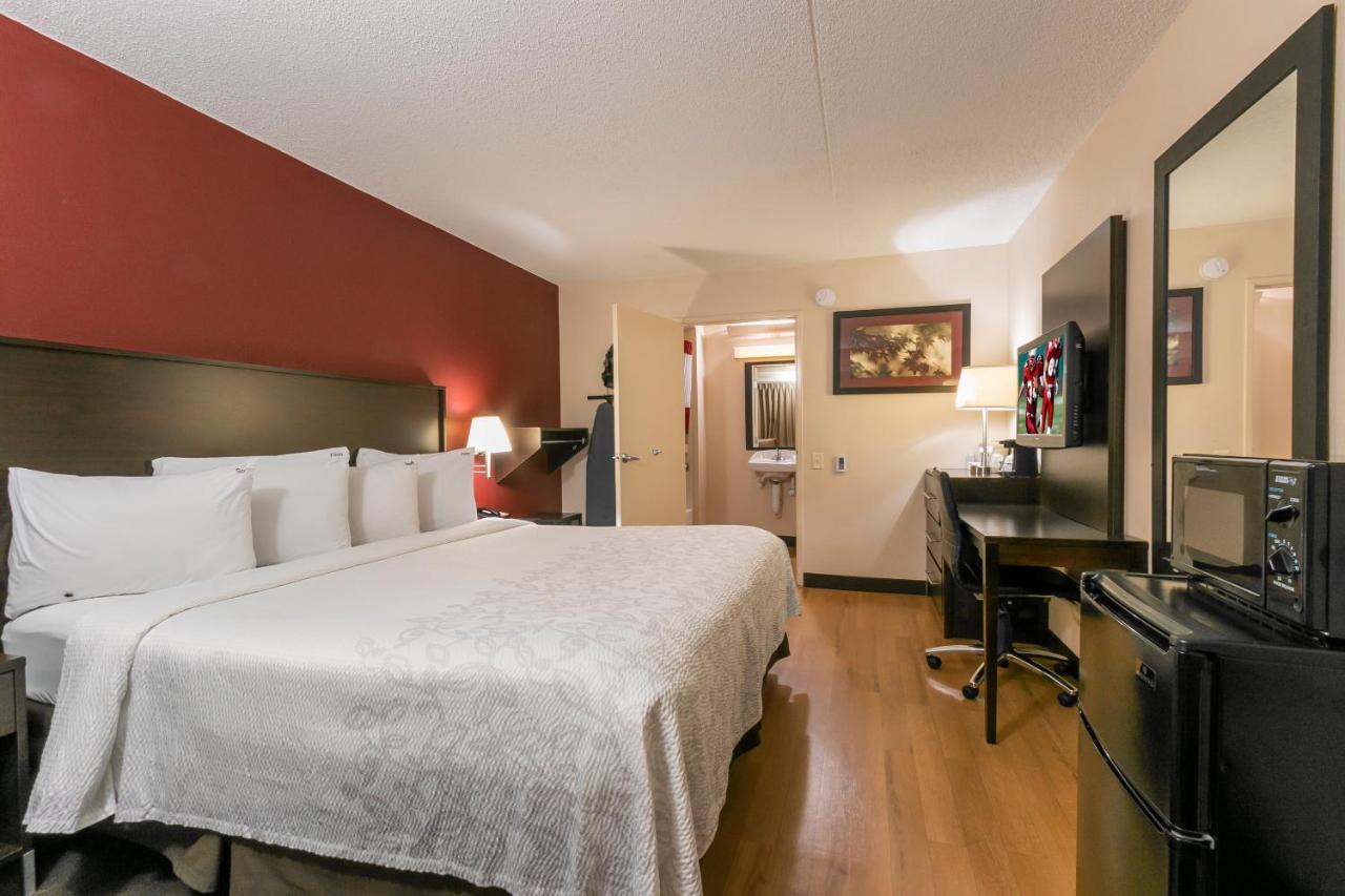 Deluxe King Room Disability Access Smoke Free at Red Roof Inn PLUS+ Columbus - Dublin