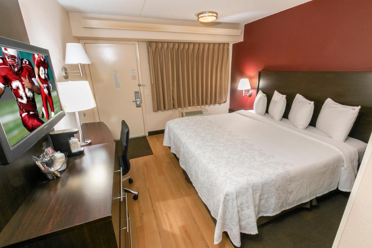 Deluxe King Room Smoke Free at Red Roof Inn PLUS+ Columbus - Dublin